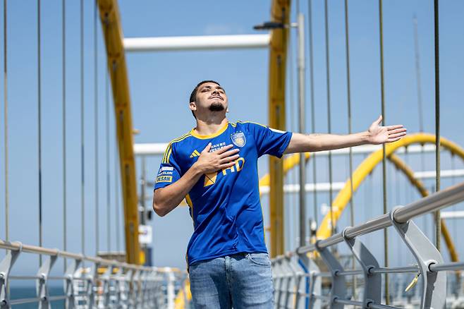 울산 HD로 이적한 야고. 사진은 울산 북구 소재 용바위에서 촬영했다. 거짓과 음모를 일삼던 거북이가 결국 옥황상제에게 발각되어 벌을 받고, 억울함을 푼 큰 뱀이 결국 용으로 승천하며 생겨난 바위라는 설화가 깃들어 있는 지역 명소다. 사진=울산 HD