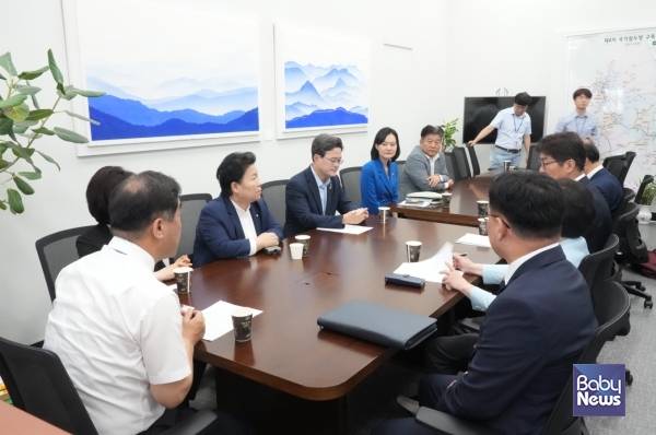 신안산선 구간 지역구를 둔 14명의 국회의원이 맹성규 국토위원장과 백원국 국토교통부 2차관을 만나 신안산선 개통 지연을 항의했다. ⓒ김남희의원실