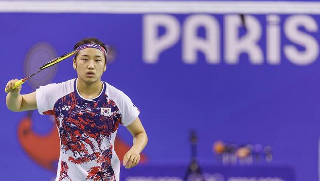 안세영이 지난 6월25일 오후 충북 진천 대한체육회 진천선수촌 오륜관에서 열린 2024 파리올림픽 배드민턴 여자단식 모의 경기에서 상대 서브를 기다리고 있다. 연합뉴스