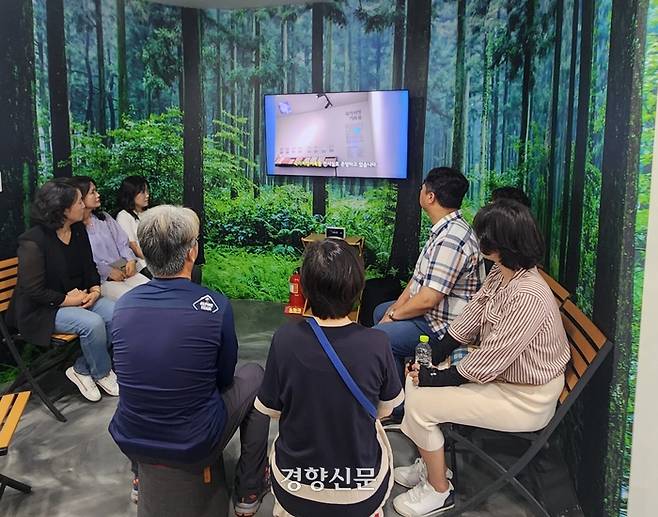 지난 5일 광주광역시 광산구 고려인마을 내 고려인문화관을 방문한 제주국제교육원 관계자들이 고려인 이주 160주년 관련 영상을 시청하고 있다. 고귀한 기자