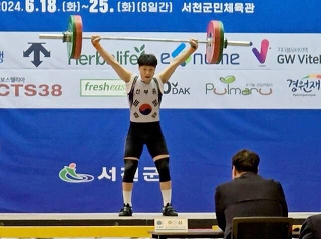 제1회 양구 국토정중앙배 전국역도대회 남중부 73kg급에서 3관왕에 오른 권순권. 선부중 제공