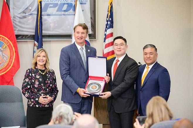 9일(현지시간) 미국 버지니아주 체서피크시 햄프턴 도로계획지구위원회에서 열린 주지사 발표 행사에서 참석자들이 기념촬영을 하고 있다. 왼쪽부터 캐런 메릭 버지니아주 상무부 장관, 글렌 영킨 버지니아 주지사, 구본규 LS전선 대표, 심윤찬 LS그린링크 대외협력담당. LS전선