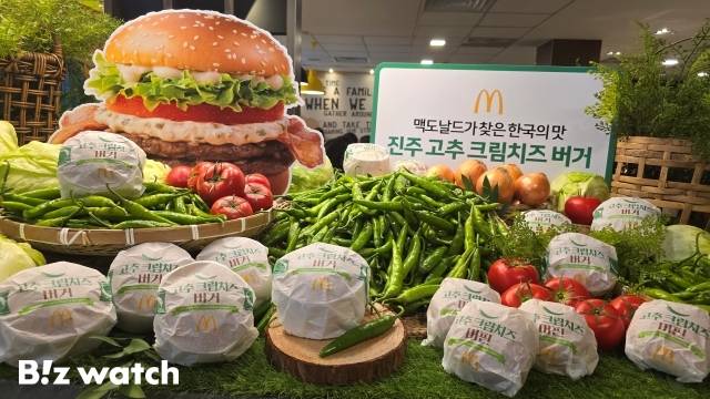 맥도날드 한국의 맛 '진주 고추 크림치즈 버거 연출 / 사진=김지우 기자 zuzu@