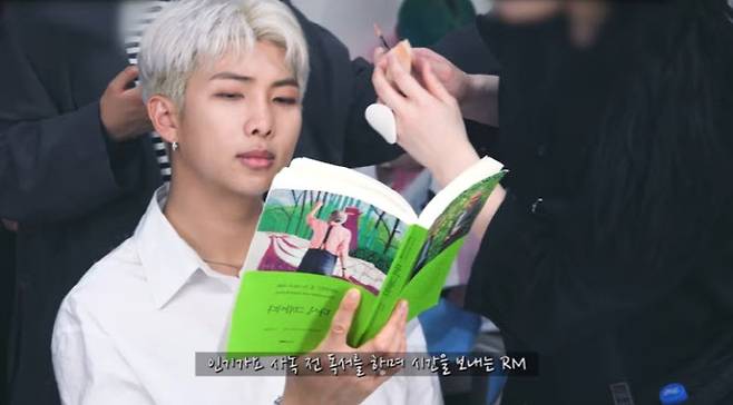 BTS(방탄소년단) RM이 읽고 있는 책은 디자인하우스가 펴낸 ‘다시, 그림이다’