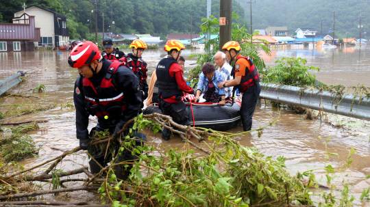 10일 대전 서구 용촌동 일대가 폭우로 물에 잠겨 소방당국이 준비한 긴급보트와 투입 인력으로 고립된 주민들을 신속히 구조하고 있다. 대전일보DB