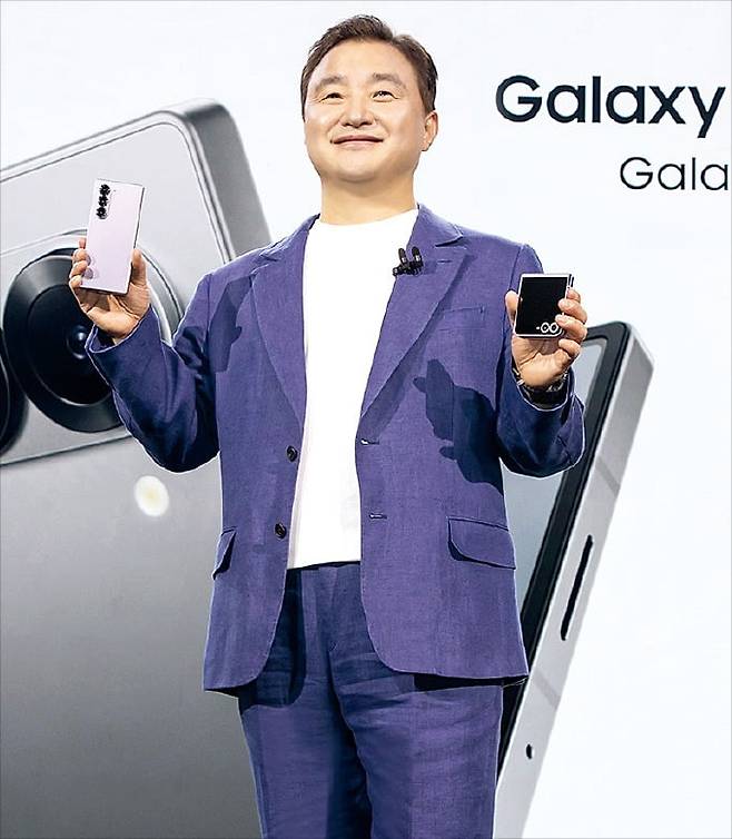 < 갤럭시 Z플립·폴드6 출격 > 노태문 삼성전자 모바일경험(MX)사업부장(사장)이 10일 프랑스 파리에서 열린 ‘갤럭시 언팩 2024’에서 신형 폴더블 스마트폰인 ‘갤럭시 Z플립6’와 ‘갤럭시 Z폴드6’를 소개하고 있다. 삼성전자는 그동안 폴더블 스마트폰의 약점으로 꼽혀온 두꺼움과 무거움, 접히는 부위의 주름 등을 대폭 개선하고 전작보다 한층 강력해진 인공지능(AI)을 적용했다. /삼성전자 제공