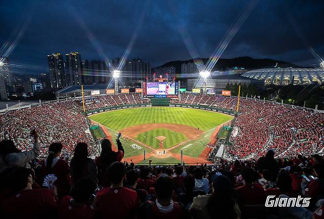 프로야구 원년 구단 롯데가 비수도권 구단 최초 홈 누적 관중 3000만 명 돌파를 앞두고 있다. 사진제공|롯데 자이언츠