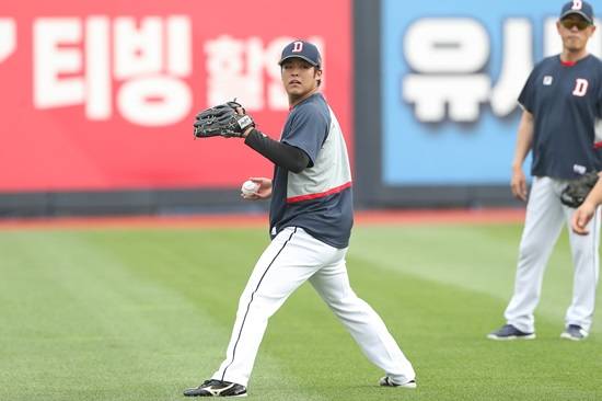일본인 투수 시라카와 케이쇼가 7월 11일 수원 KT위즈파크에서 새 소속팀 두산 베어스에 합류했다. 브랜든 와델의 단기 대체 외국인 선수로 6주 동안 계약을 맺으면서 SSG 랜더스에 이어 또 다른 팀에서 KBO리그 커리어를 이어가게 됐다. 사진 두산 베어스