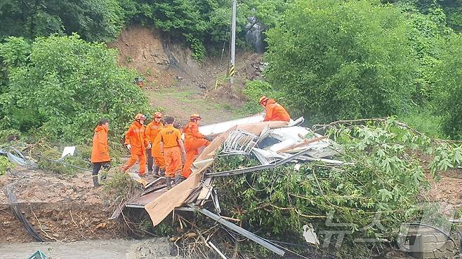 소방 당국이 충북 영동군 심천면 법곡저수지 붕괴로 실종된 70대를 찾고 있다. /뉴스1