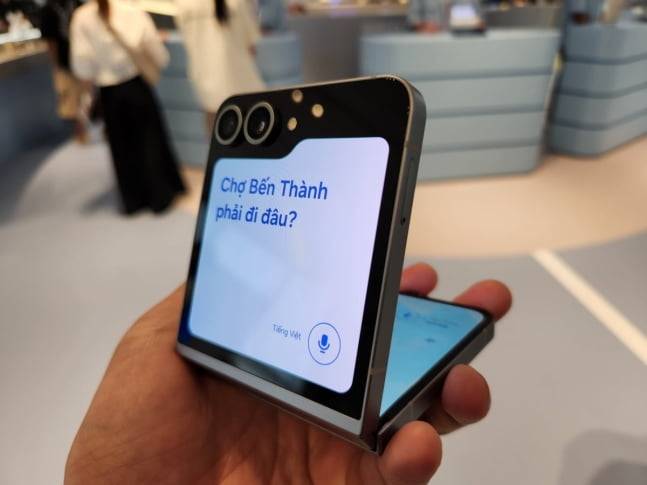 삼성전자가 지난 11일 서울 여의도 '더현대 서울'에 문을 연 갤럭시 익스피리언스 스페이스에서 갤럭시 Z플립6의 대면 통역 기능을 이용해 '벤탄시장은 어디로 가야 합니까'라고 하자 기기 커버 화면을 통해 베트남어를 실시간으로 번역해 표시하고 있다. 사진=김대영 기자