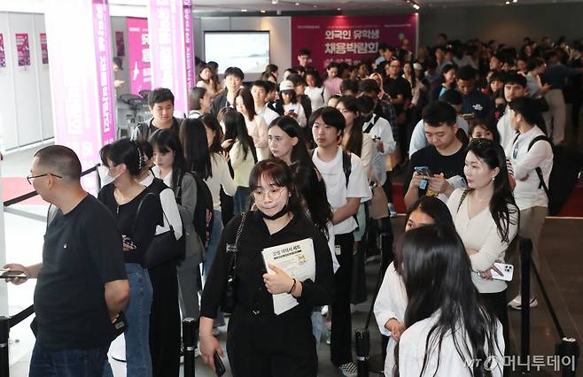 (부산=뉴스1) 윤일지 기자 = 23일 오후 부산 해운대구 영화의전당에서 열린 '외국인 유학생 채용박람회'에서 외국인 유학생들이 입장을 기다리고 있다. 이번 박람회는 법무부 주관의 지역특화형 비자 지역우수인재 유형(F2R)과 연계한 채용박람회로, 부산형 글로벌 인재 양성과 '유학하기 좋은 도시 부산'을 만들기 위해 마련됐다. 2024.5.23/뉴스1 Copyright (C) 뉴스1. All rights reserved. 무단 전재 및 재배포, AI학습 이용 금지.