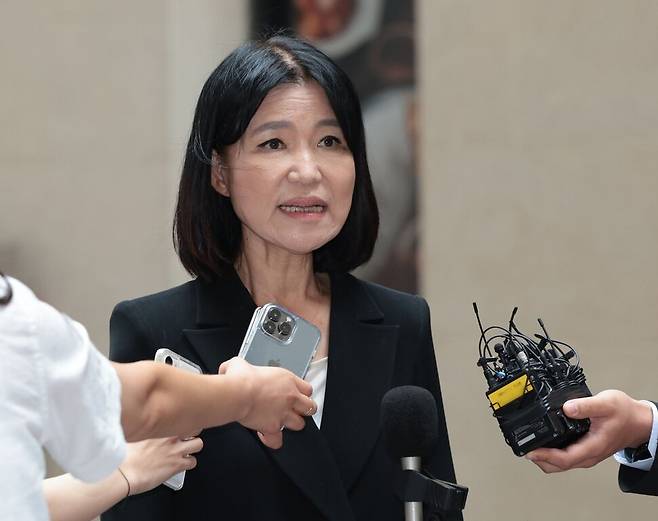 이진숙 방송통신위원장 후보자가 8일 오전 인사청문회 준비 사무실이 마련된 경기도 과천시의 한 오피스텔 건물로 첫 출근을 하며 취재진 질문에 답하고 있다. 연합뉴스