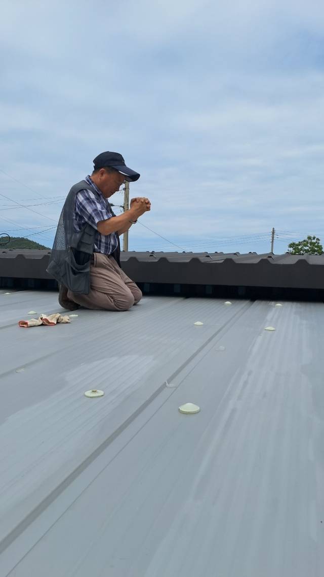 마지막 지붕 공사를 마무리하고 "나사렛 예수 이름으로 악한 귀신은 떠나갈지어다" 하고 기도했습니다.
