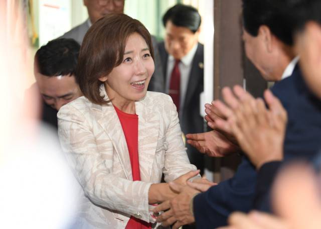 ▲국민의힘 당권주자인 나경원 후보가 13일 밀양·의령·함안·창녕 당협 간담회에 참석하고 있다. ⓒ연합뉴스