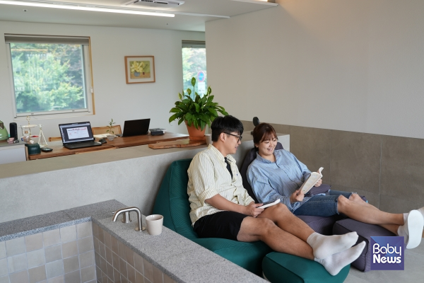 가족 간 소통을 강화하는 다리메이커 자체 제작 질문 교구를 통해 부모-자녀, 부부 간 진솔한 대화를 촉진한다. ⓒ다리메이커