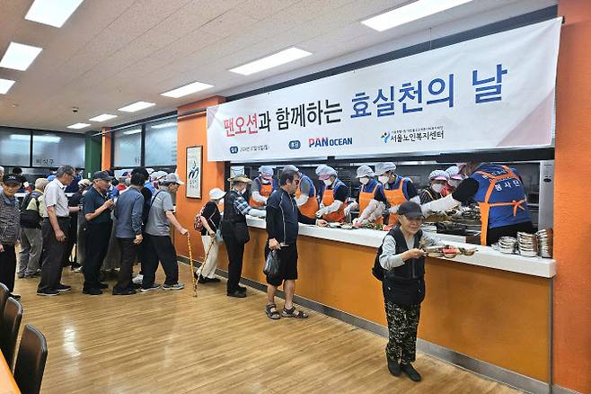 팬오션이 지난 15일 초복을 맞아 종로구 서울노인복지센터에서 지역상생 사회공헌활동을 실시했다.(사진=팬오션)