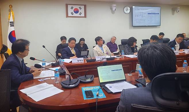 16일 서울 여의도 국회 의원회관에서 열린 ‘이커머스 성장에 따른 온라인플랫폼 공정화 및 독점방지’ 토론회에서 이은희 인하대 소비자학과 교수가 논의를 이어가고 있다. /민영빈 기자