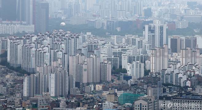 (서울=뉴스1) 김진환 기자 = 올해 들어 실수요 중심의 주택 매수세가 살아나고 있는 가운데 향후 전국의 집값이 상승할 거란 전망이 나오고 있다. 9일 KB부동산 빅데이터센터에 따르면 지난달 전국의 부동산 매매가격 전망지수는 99.4로 전월(93.3) 대비 1.1p(포인트) 상승해 기준선(100) 돌파를 목전에 두고 있다. 지난해 12월 82.2까지 떨어졌던 해당 지수는 올해 들어 88.1로 상승 전환한 후 지난달까지 6개월 연속 오름세를 이어가고 있다. 특히 서울 아파트 매매수급지수는 지난 2021년 11월 이후 /사진=(서울=뉴스1) 김진환 기자