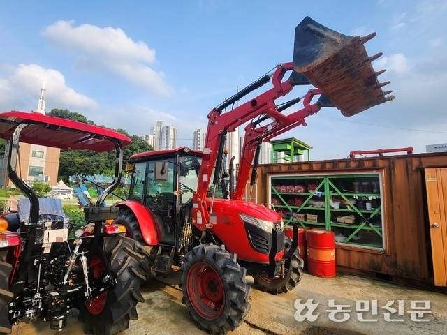 경기 여주시 가남읍에서 농사짓는 김종하씨(67)의 트랙터가 경기 양평의 한 농기계 대리점에 주차돼 있다. 농기계 수리비를 놓고 대리점주와 갈등의 골이 깊어지며 결국 김씨는 농기계를 제때 돌려받지 못했다.