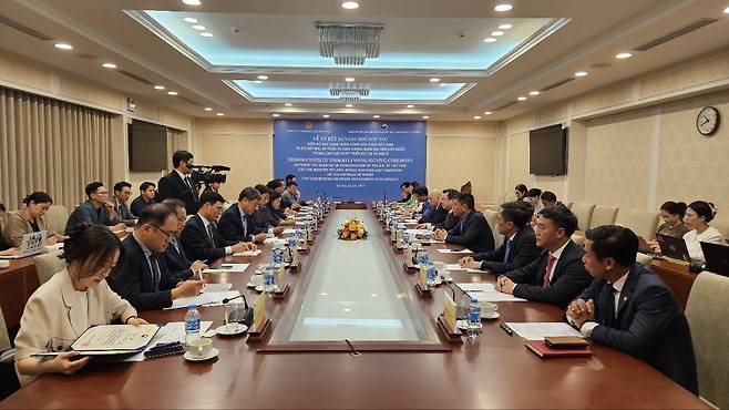 국토교통부와 베트남 건설부 관계자들이 만나 주택개발 등과 관련해 의견을 공유하고 있다. /베트남 공동 취재단 제공