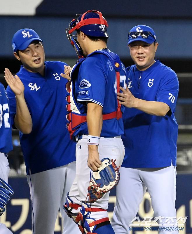 12일 잠실야구장에서 열린 삼성과 두산의 경기, 삼성이 9대5로 승리했다. 승리 후 기쁨을 나누는 박진만 감독과 강민호의 모습. 잠실=허상욱 기자wook@sportschosun.com/2024.07.12/