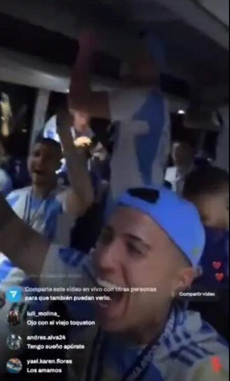 첼시 미드필더 엔소 페르난데스가 저지른 인종차별 행위에 대해 첼시 구단은 엄중한 대처를 준비 중이다. 영국의 공영방송 BBC는 17일(한국시각) '첼시는 엔소의 인종차별적 구호 영상을 조사하기로 했다'라고 보도했다. 아르헨티나는 코파 우승의 기쁨을 선수단 버스에서도 숨기지 않았고, 이 상황을 첼시 미드필더 엔소 페르난데스가 자신의 SNS를 통해 공개했는데, 해당 영상에서 "모두 앙골라 출신", "음바페는 트랜스젠더와 사귄다"라는 인종차별과 소수자에 대한 혐오가 들어간 구호를 노래로 불렀다. 프랑스축구협회와 선수들이 이에 반발했고, 첼시도 곧바로 조사를 착수했다. 사진=엔소 페르난데스 SNS 캡처