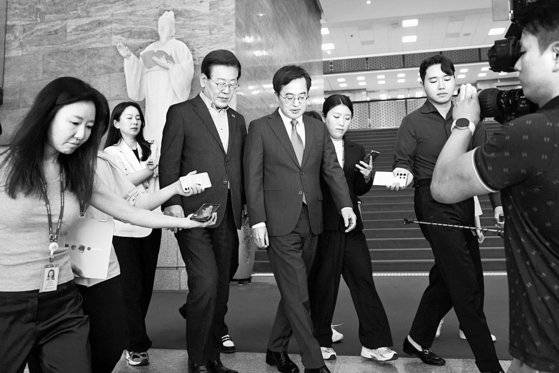 김동연 경기도지사가 지난 3일 오전 서울 여의도 국회에서 이재명 더불어민주당 당대표를 만나 '경제 3법' 협조 관련 대화를 나누고 있다. 경기도 제공