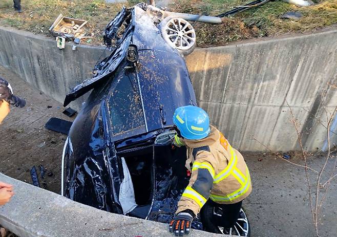 2022년 12월6일 강릉시 홍제동의 한 도로에서 60대 여성이 운전하던 승용차가 급발진 의심 사고로 지하통로에 추락해 동승한 12살 손자가 목숨을 잃었다. ⓒ강릉소방서 제공