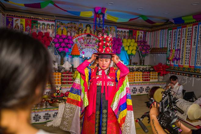 티빙 오리지널 다큐멘터리 ‘샤먼:귀신전’의 한 장면. 사진 티빙