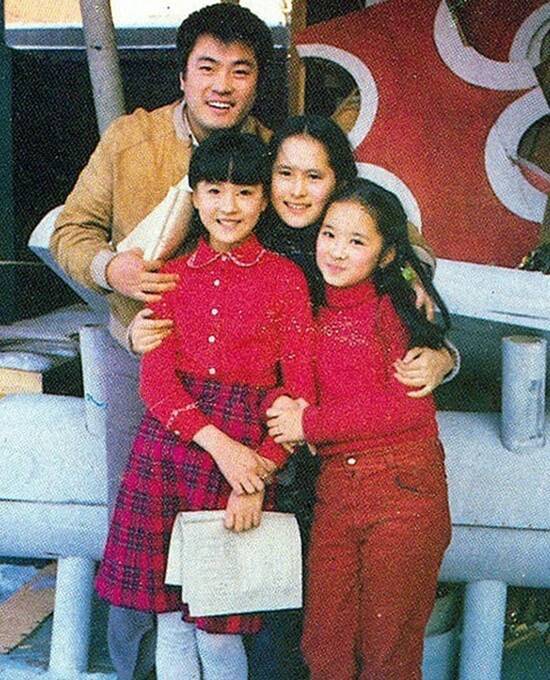 박길라(오른쪽에서 두번째)는 서울교동초등학교 4학년 때 KBS 어린이 합창단원으로 방송 활동을 시작해 76년 동양방송 아역 탤런트 1기 공모에서 합격한 뒤 어린이 연속극 '똘똘이의 모험' '꺼꾸리와 장다리'를 통해 아역 연기자로 데뷔했다. /온라인커뮤니티