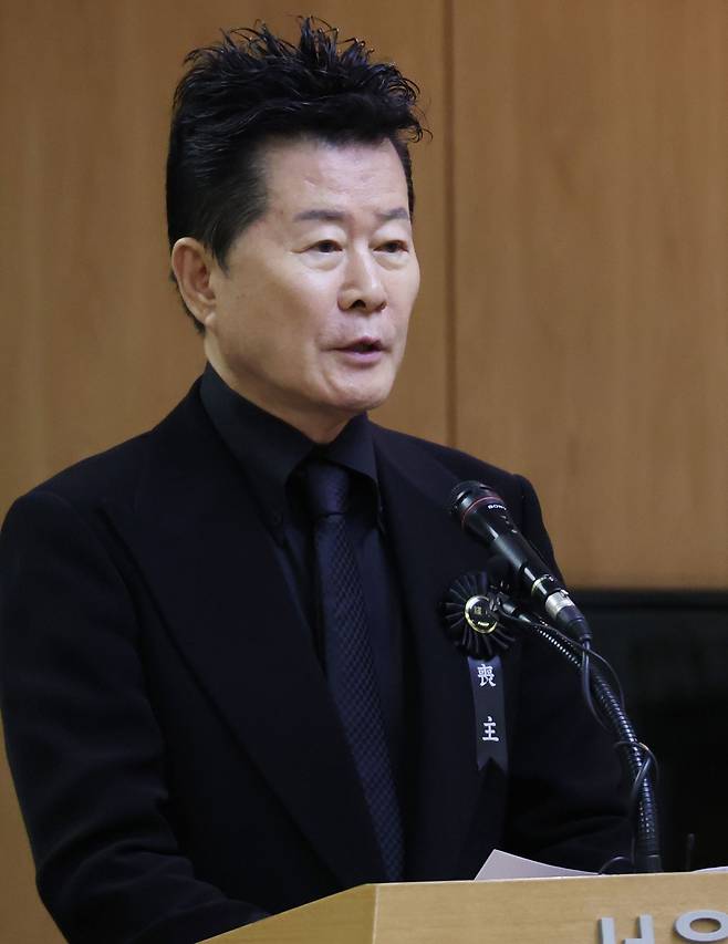 18일 오전 서울아산병원 장례식장에서 열린 가수 고 현철(본명 강상수) 대한민국가수장 영결식에서 가수 태진아가 추도사를 하고 있다. / 연합뉴스