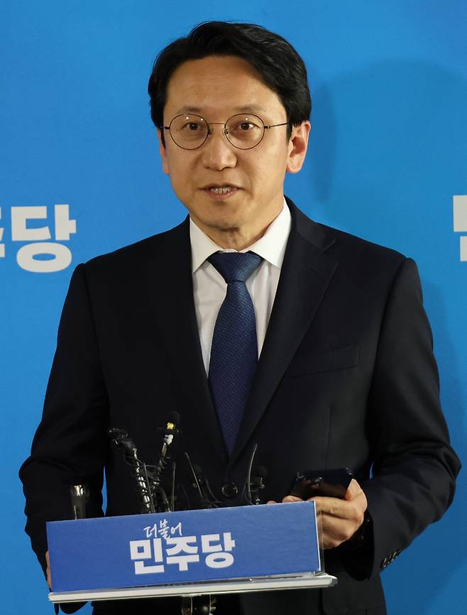 천준호 더불어민주당 당대표 비서실장이 4월26일 국회에서 윤석열 대통령과 이재명 대표의 양자회담 일정을 발표하고 있다. 연합뉴스