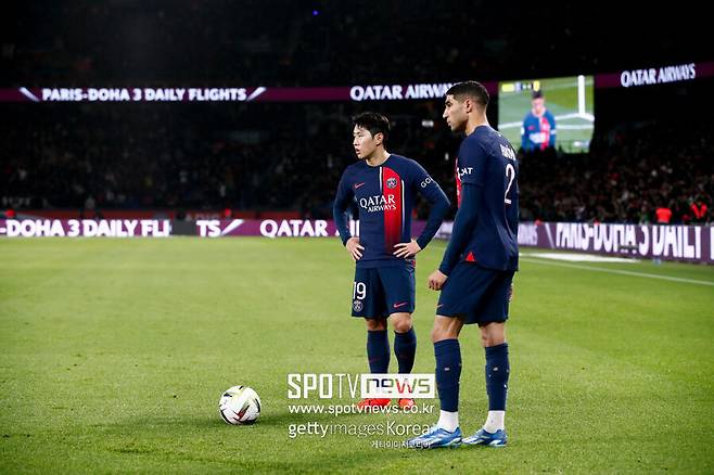 ▲ 파리 생제르맹 소식을 다루는 'PSG 리포트'는 18일(이하 한국시간) "이강인이 이날 아침에 예정됐던 훈련에 불참했다"라고 보도했다. 그가 훈련에 불참했다는 소식에 이적 가능성이 높아졌다는 이야기가 들렸다. 그러나 뱅자맹 콰레즈 기자는 "이상할 것은 없다. 이강인의 복귀는 다음 주 월요일로 예정되어 있다"라며 이적설을 부인했다.