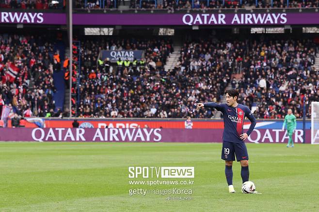 ▲ 파리 생제르맹 소식을 다루는 'PSG 리포트'는 18일(이하 한국시간) "이강인이 이날 아침에 예정됐던 훈련에 불참했다"라고 보도했다. 그가 훈련에 불참했다는 소식에 이적 가능성이 높아졌다는 이야기가 들렸다. 그러나 뱅자맹 콰레즈 기자는 "이상할 것은 없다. 이강인의 복귀는 다음 주 월요일로 예정되어 있다"라며 이적설을 부인했다.