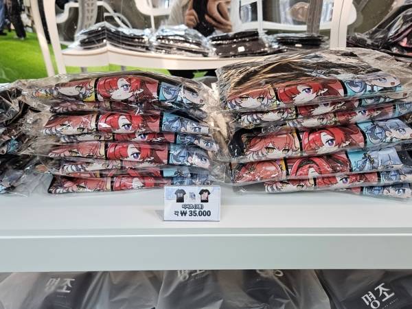 - 장리, 음림, 금희가 돋보이는 티셔츠