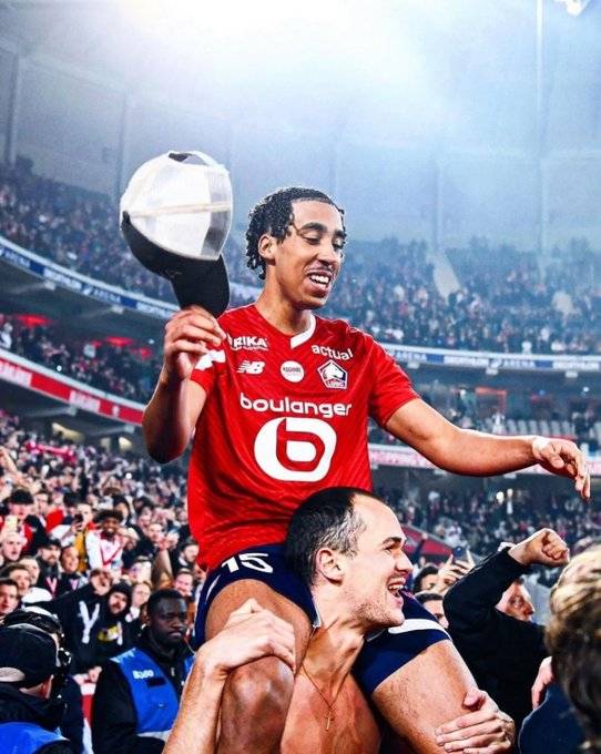 사진=파브리시오 로마노 SNS/맨체스터 유나이티드는 19일(이하 한국시간) 구단 홈페이지를 통해 “레니 요로가 구단에 합류하게 되어 기쁘다. 그는 2029년 6월까지 계약을 체결했으며, 1년 연장 옵션이 포함되어 있다”라고 공식 발표했다. 요로는 맨유 같은 위상과 야망을 가진 구단에 입단하게 되어 엄청난 영광이다. 구단과 처음 대화를 나눈 이후로, 그들은 이 흥미로운 프로젝트의 일환으로 나를 어떻게 발전시킬 수 있는지에 대한 명확한 계획을 세웠다. 또한 나와 내 가족에게 많은 배려를 보였다. 나는 맨유의 젊은 선수들의 역사를 알고 있으며, 이곳이 새로운 동료들과 함께 내 잠재력을 발휘할 수 있는 완벽한 장소가 될 수 있다고 생각한다. 정말 기대된다”라며 입단 소감을 전했다.