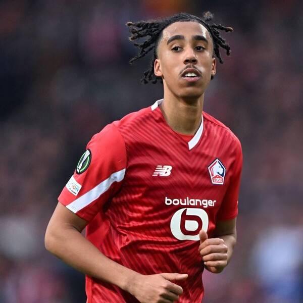 사진=마드리드 엑스트라/맨체스터 유나이티드는 19일(이하 한국시간) 구단 홈페이지를 통해 “레니 요로가 구단에 합류하게 되어 기쁘다. 그는 2029년 6월까지 계약을 체결했으며, 1년 연장 옵션이 포함되어 있다”라고 공식 발표했다. 요로는 맨유 같은 위상과 야망을 가진 구단에 입단하게 되어 엄청난 영광이다. 구단과 처음 대화를 나눈 이후로, 그들은 이 흥미로운 프로젝트의 일환으로 나를 어떻게 발전시킬 수 있는지에 대한 명확한 계획을 세웠다. 또한 나와 내 가족에게 많은 배려를 보였다. 나는 맨유의 젊은 선수들의 역사를 알고 있으며, 이곳이 새로운 동료들과 함께 내 잠재력을 발휘할 수 있는 완벽한 장소가 될 수 있다고 생각한다. 정말 기대된다”라며 입단 소감을 전했다.