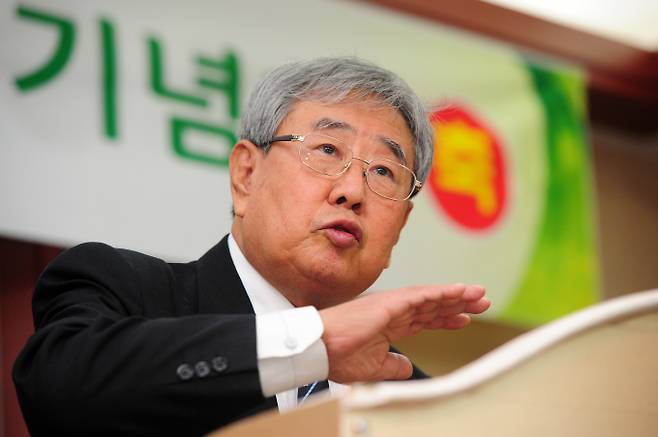 군사독재 시절 고문기술자로 악명을 떨친 이근안이 국가에 33억6000만원을 배상해야 한다는 법원 판단이 나왔다. 사진은 이근안이 지난 2013년 출판기념회에서 발언하는 모습. /사진=뉴스1