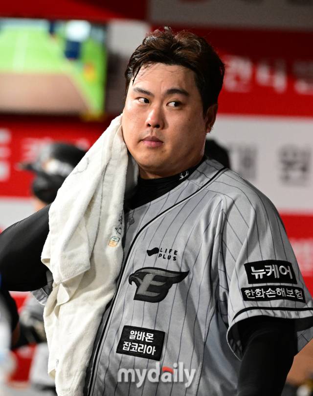 2024년 7월 11일 서울 고척스카이돔에 '2024 신한 SOL Bank KBO리그' 한화 이글스와 키움 히어로즈의 경기가 열렸다. 한화 선발투수 류현진이 6이닝 3실점 투구를 마친 뒤 땀을 닦고 있다./마이데일리