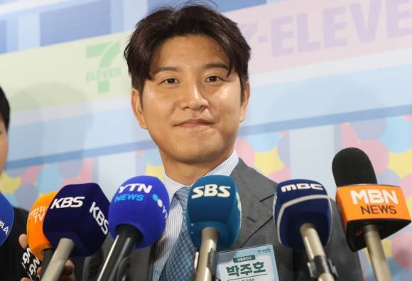 인터뷰하는 박주호 - 박주호 대한축구협회 전력강화위원이 18일 서울 롯데월드타워에서 열린 K리그 행사에서 입장을 밝히고 있다. 연합뉴스