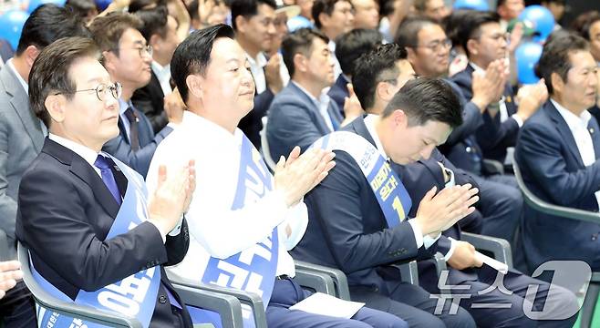 20일 오전 제주시 한라체육관에서 열린 더불어민주당 '제1차 정기 전국당원대회(전당대회) 당대표·최고위원 후보자 합동연설회'에서 이재명·김두관·김지수(왼쪽부터) 당 대표 후보가 박수를 치고 있다2024.7.20/뉴스1 ⓒ News1 고동명 기자