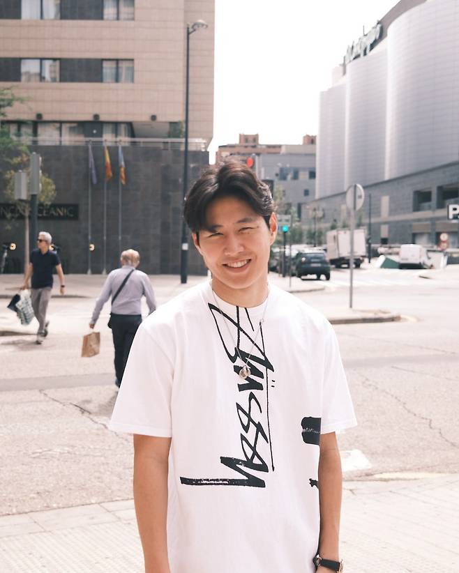 이번 주 내내 뜨거운 이적설의 중심에 섰던 이강인. 이강인이 파리 생제르맹 훈련에 복귀하지 않았다는 건 루머로 판명났다. 이강인은 다음 주 월요일에 프랑스 파리로 돌아가 본격적으로 2024~2025시즌을 준비한다. 사진=이강인 SNS
