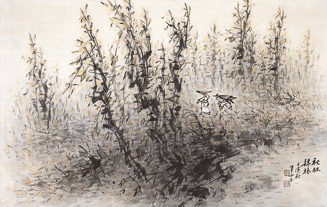 1962년작 ‘추림귀려(秋林歸旅)’. 이상범의 그림 속에는 당당하게 앞장선 부인과, 지게 지고 뒤따르는 남편의 모습이 자주 등장한다. /개인 소장