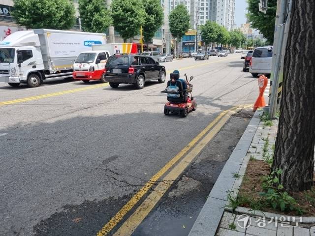 19일 오전 10시께, 한 장애인이 전동보장구를 타고 인천 남동구청 인근 차로 위를 달리고 있다. 정성식기자