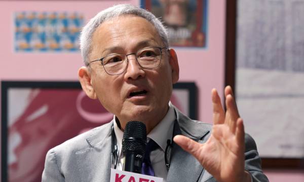 유인촌 문화체육관광부 장관이 19일 한국영화아카데미 교직원·재학생과 간담회 후 기념촬영을 하고 있다. 문화체육관광부 제공