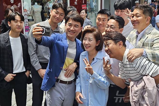 나경원 국민의힘 당대표 후보와 김진태 강원도지사가 21일 강원도 춘천시 명동 거리에서 시민들과 기념촬영을 하고 있다. 2024.7.21/뉴스1 ⓒ News1 한귀섭 기자