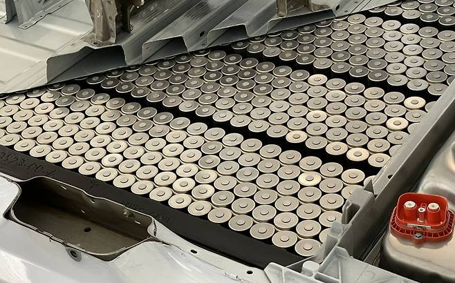 테슬라 기가 텍사스에서 생산한 일부 모델Y에는 4680 배터리팩이 탑재됐다. /테슬라