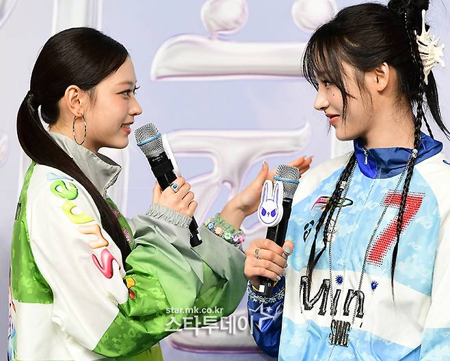 그룹 뉴진스 해린(왼쪽)과 민지. <강영국 기자>