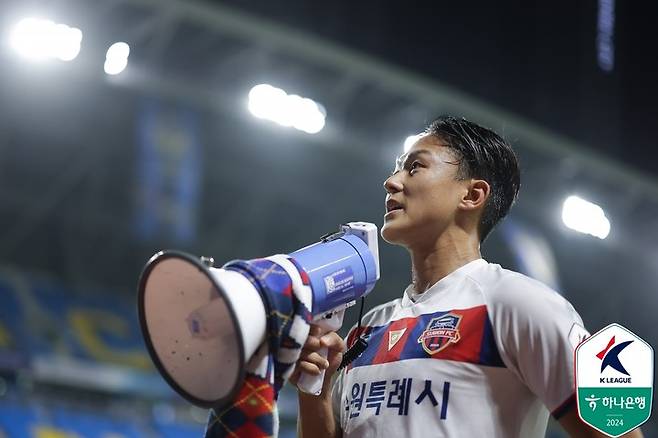 21일 인천 유나이티드와의 경기가 끝난 뒤 수원FC 팬들에게 자신의 이적 소식을 직접 전하는 이승우