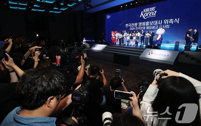 K팝 대표 걸그룹 뉴진스(NewJeans)가 11일 서울 용산구 그랜드하얏트호텔에서 열린 2024년 한국관광 명예홍보대사 위촉식에서 유인촌 문화체육관광부 장관, 서영충 한국관광공사 사장직무대행과 포즈를 취하고 있다.2024.7.11/뉴스1 ⓒ News1 오대일 기자